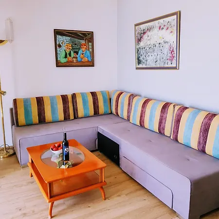Mit Gemeinschaftlichem Pool Apartman